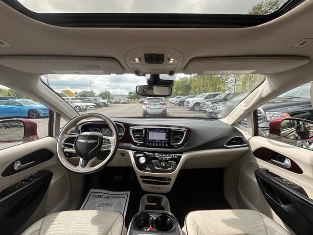 Used 2019 Chrysler Pacifica Limited w/ Tire & Wheel Group FWD image 2