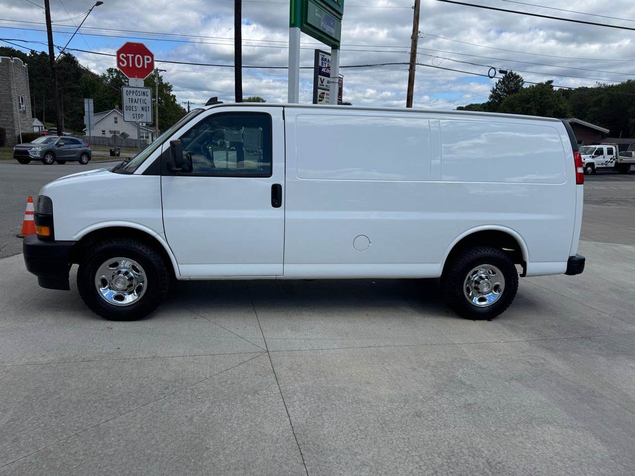 Used 2019 Chevrolet Express 2500 RWD image 2
