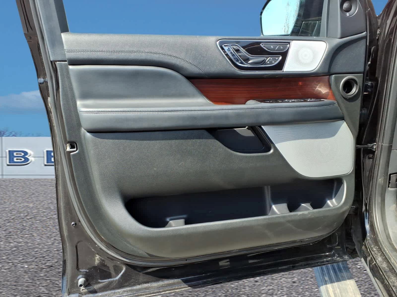 Used 2023 Lincoln Navigator Reserve AWD/4WD image 11