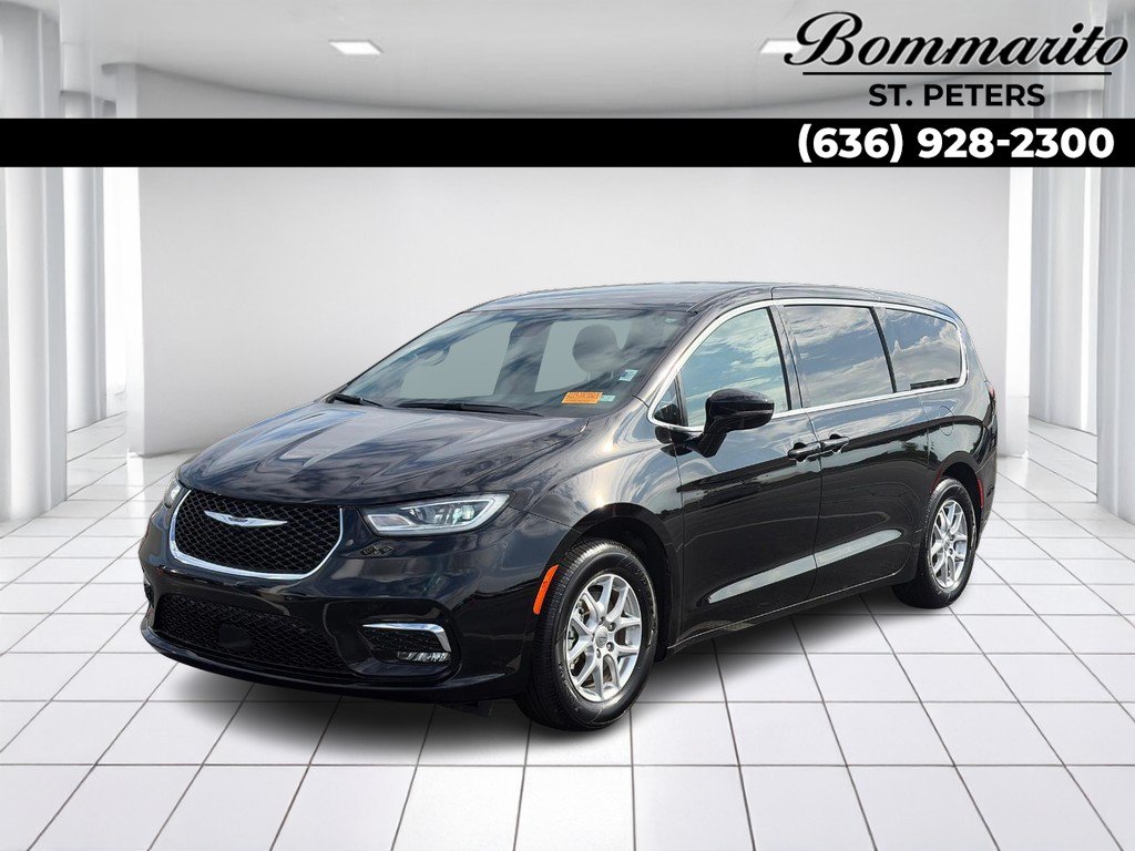 Used 2025 Chrysler Pacifica Select