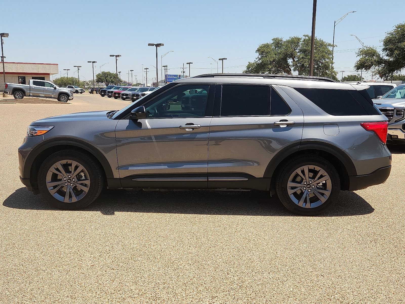 Used 2023 Ford Explorer XLT w/ Equipment Group 202A RWD image 2