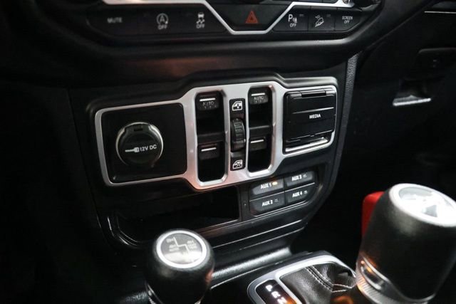 Used 2018 Jeep Wrangler Unlimited Sahara w/ Cold Weather Group image 30