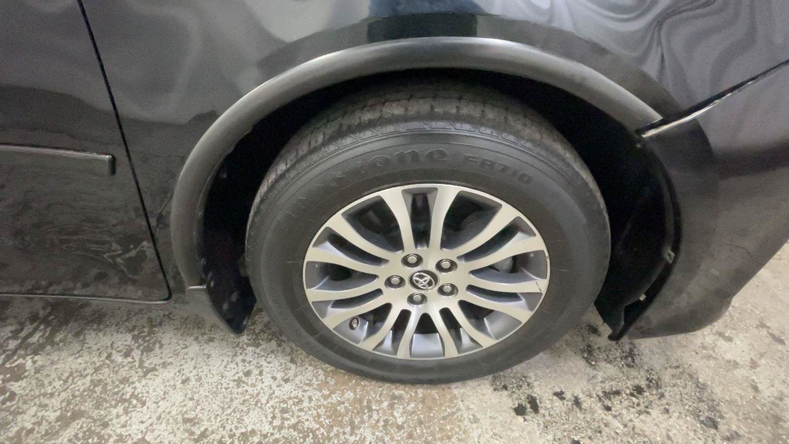 Used 2018 Toyota Sienna XLE FWD image 18