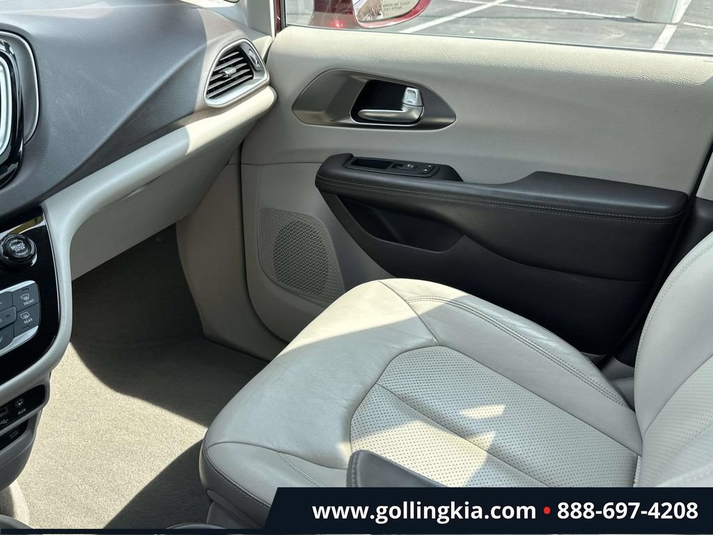 Used 2017 Chrysler Pacifica Touring-L Plus FWD image 28