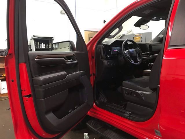 Used 2024 Chevrolet Silverado 1500 LT Trail Boss w/ LPO, Dark Essentials Package image 7