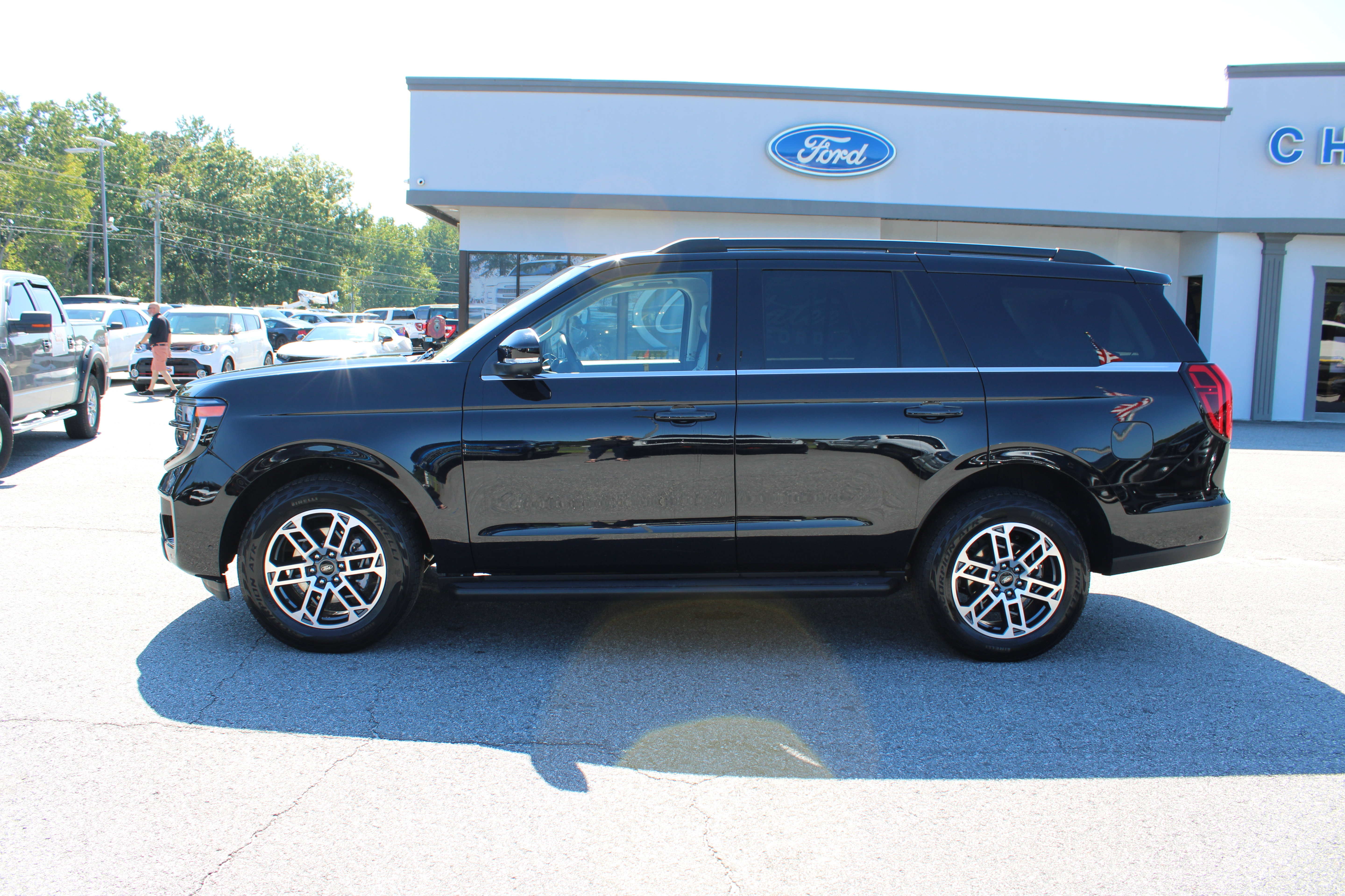 Used 2025 Ford Expedition Active AWD/4WD image 1