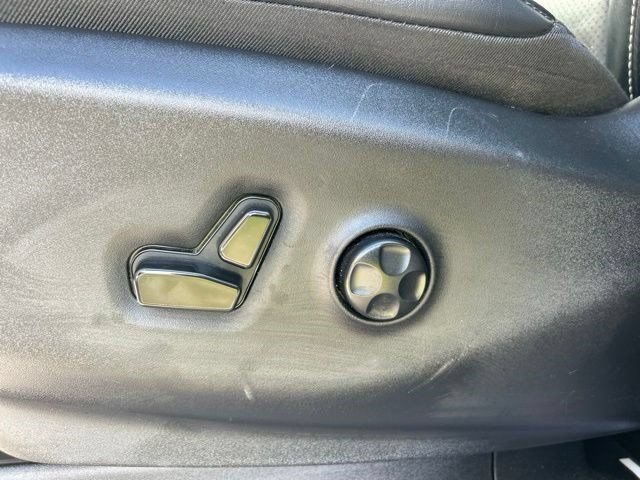 Used 2023 Chrysler Pacifica Touring-L FWD image 13