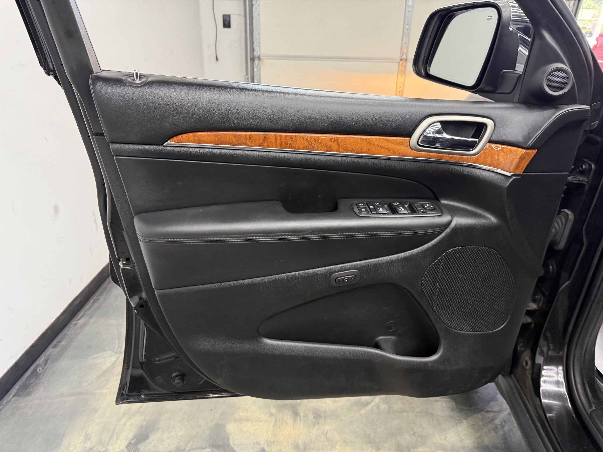 Used 2012 Jeep Grand Cherokee Overland AWD/4WD image 10