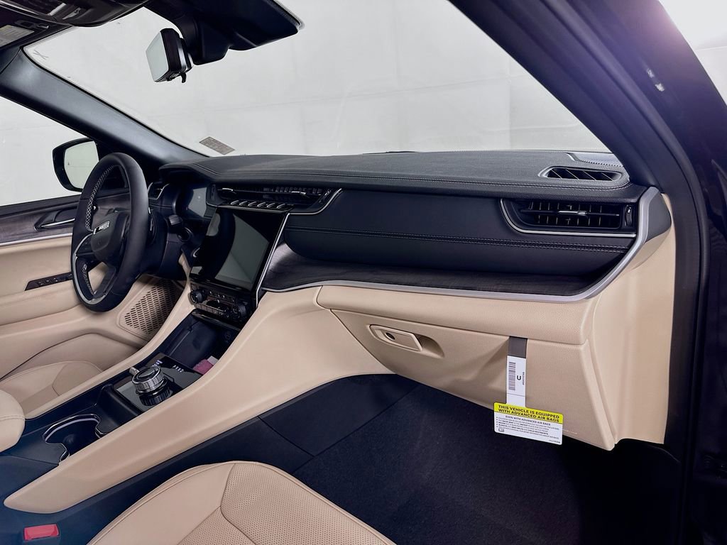 New 2025 Jeep Grand Cherokee L Limited w/ Luxury Tech Group II image 39