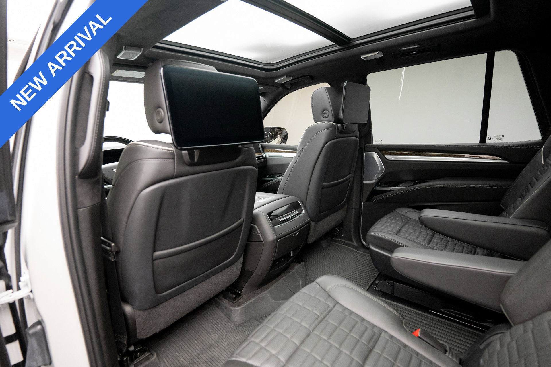 Used 2025 Cadillac Escalade Sport Platinum w/ LPO, Floor Liner Package AWD/4WD image 19