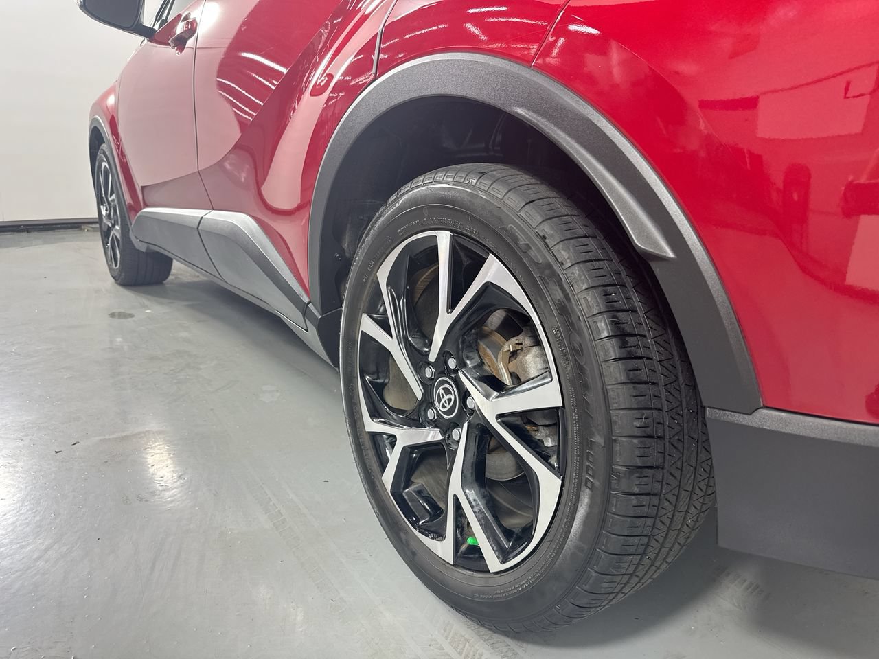 Used 2020 Toyota C-HR XLE FWD image 9