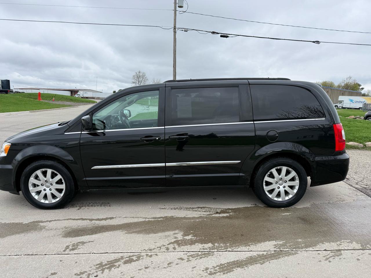 Used 2011 Chrysler Town & Country Touring-L w/ Entertainment Group #2 FWD image 7