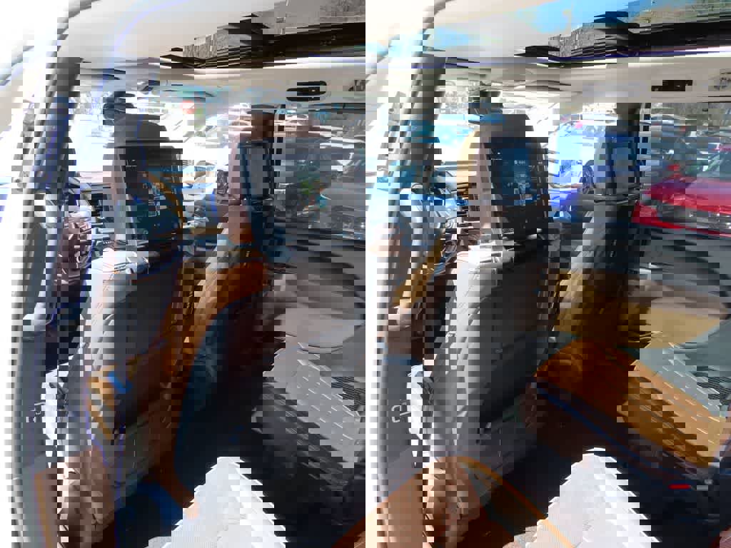 Used 2017 Chrysler Pacifica Limited image 16