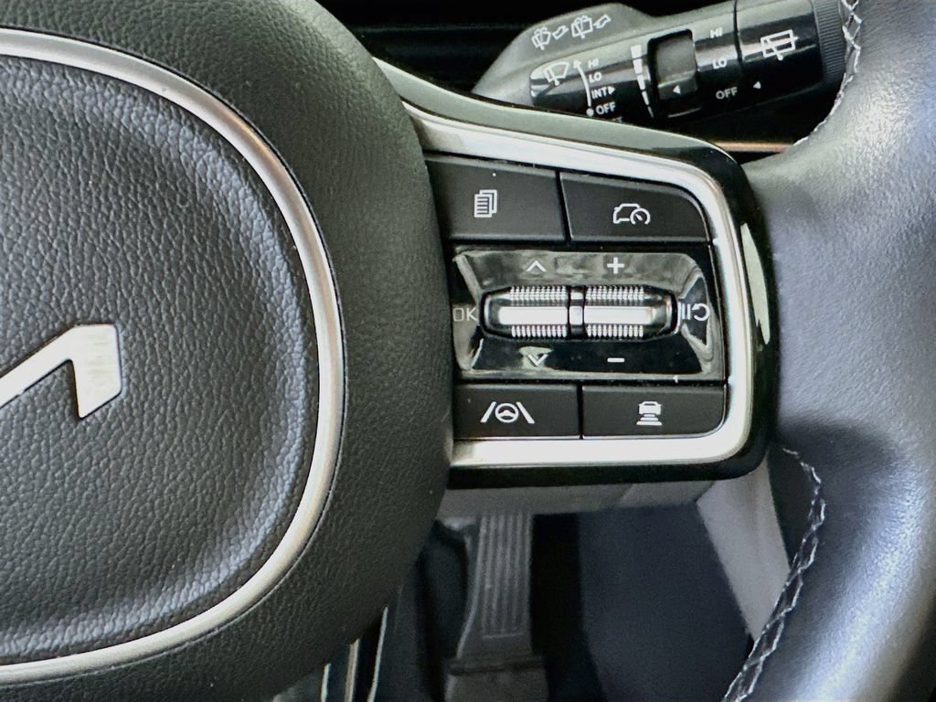 Used 2025 Kia Carnival FWD image 25