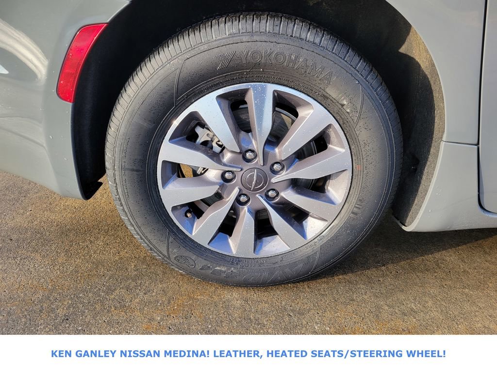 Used 2023 Chrysler Pacifica Touring-L image 21