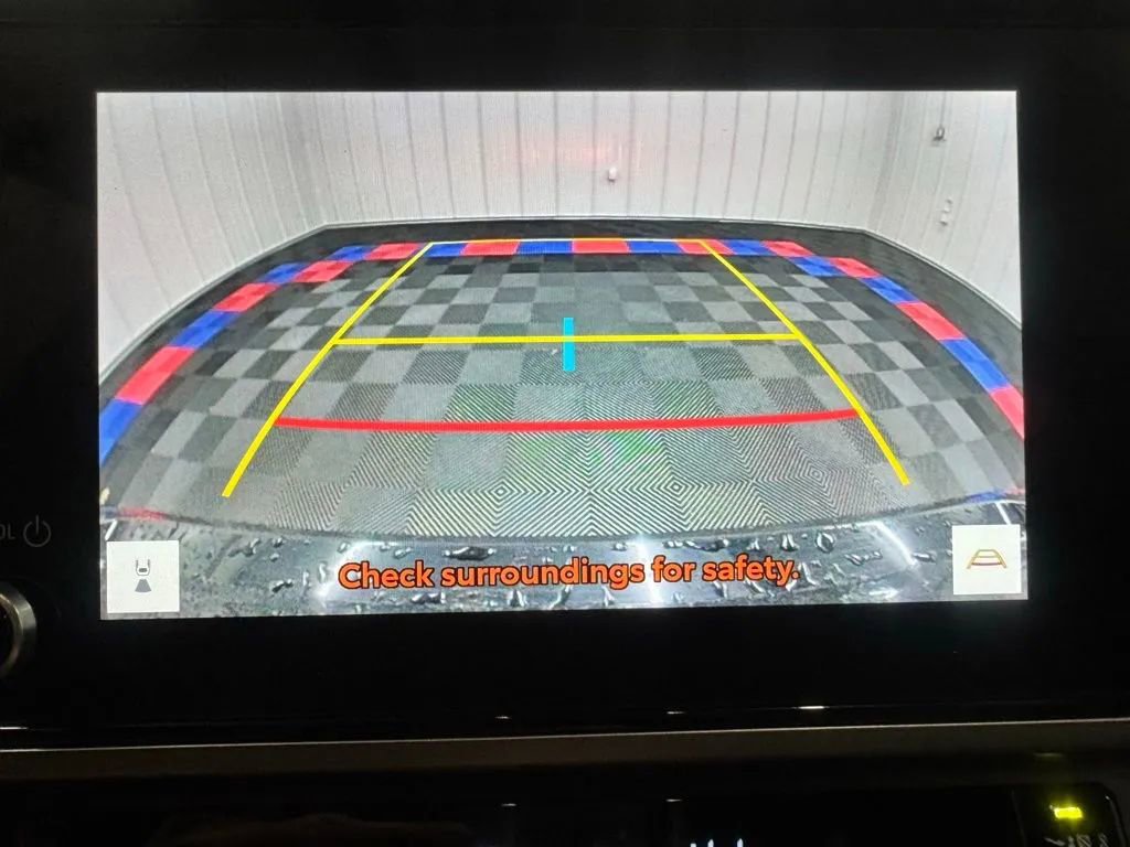 Used 2025 Toyota Camry SE image 11