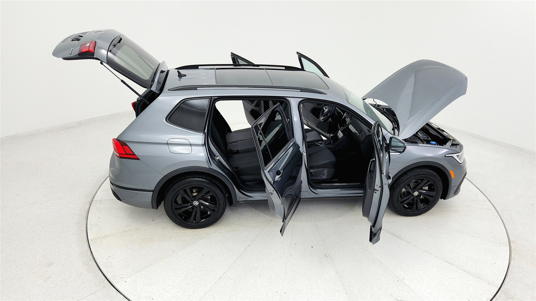 Used 2023 Volkswagen Tiguan SE R-Line image 23