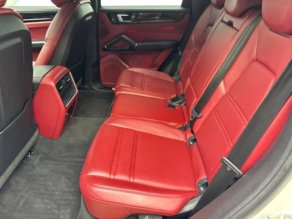 Used 2022 Porsche Cayenne w/ Premium Package AWD/4WD image 33