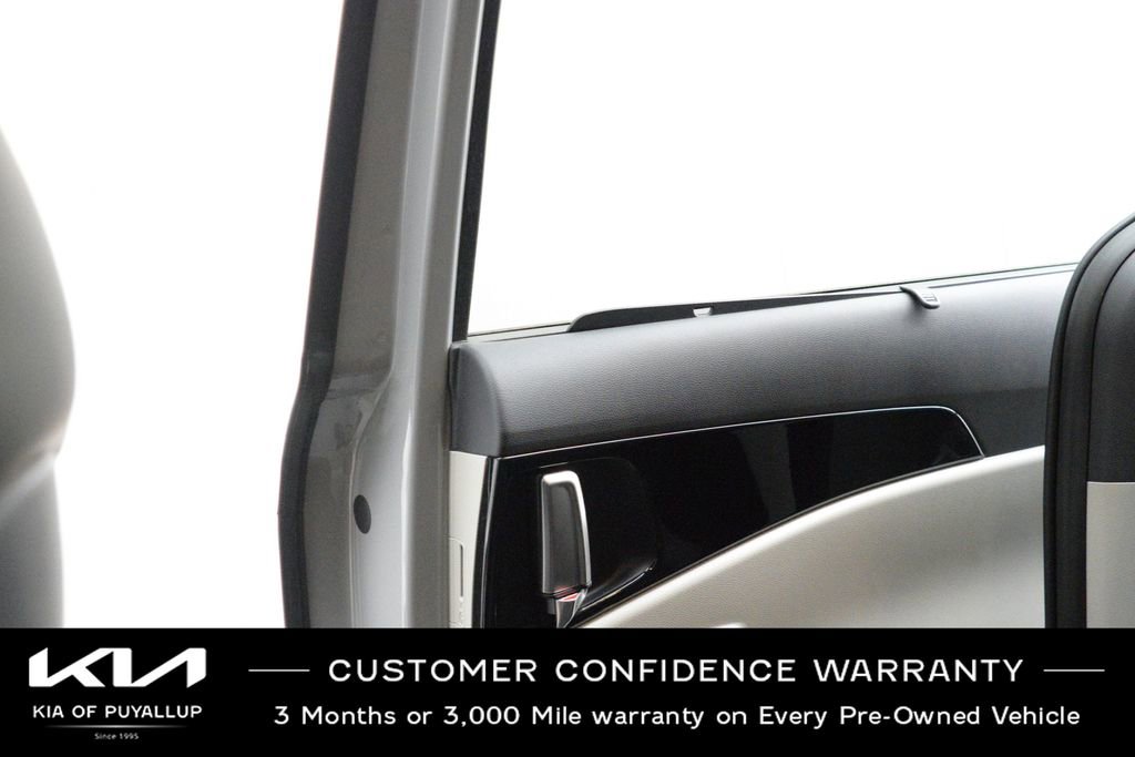 Used 2024 Kia Carnival EX FWD image 13