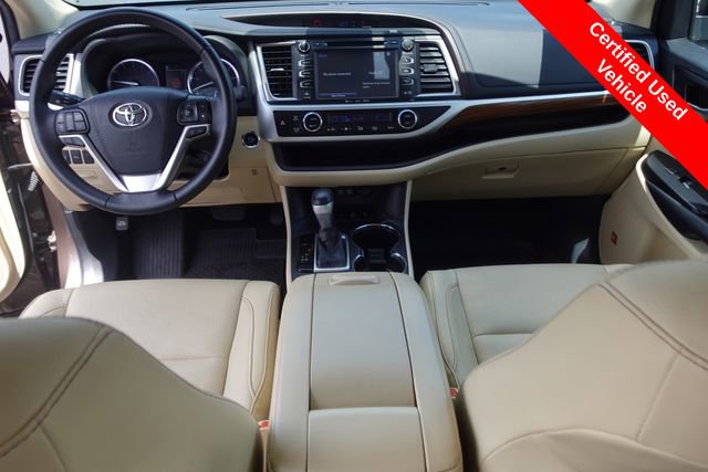 Certified 2019 Toyota Highlander Limited Platinum AWD/4WD image 4