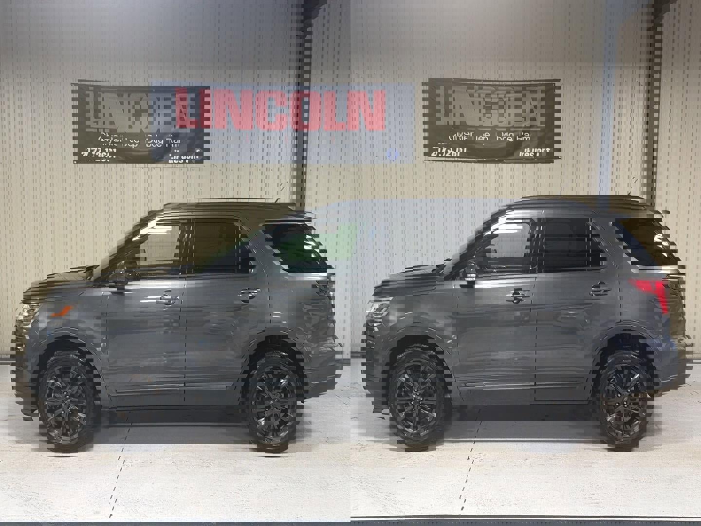 Used 2018 Ford Explorer XLT w/ Equipment Group 202A image 2