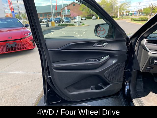 Used 2024 Jeep Grand Cherokee Altitude AWD/4WD image 12