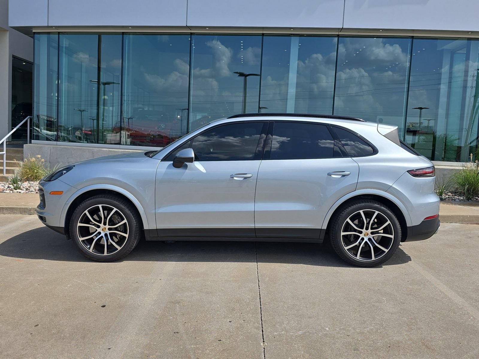 Certified 2023 Porsche Cayenne AWD/4WD image 2