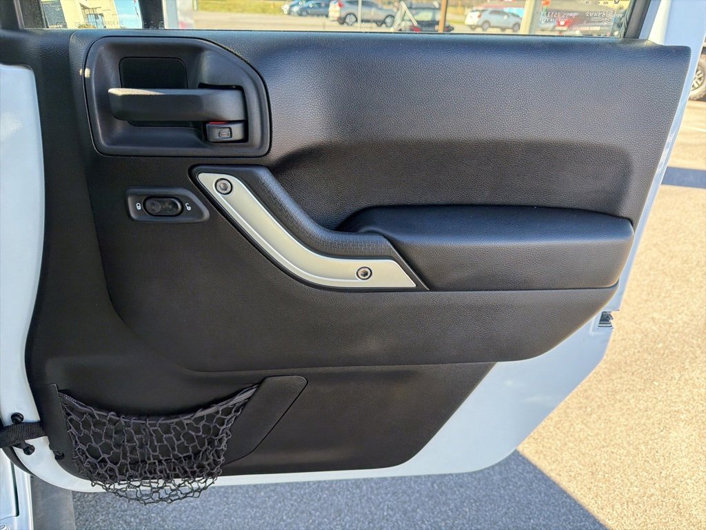 Used 2015 Jeep Wrangler Unlimited Rubicon w/ Connectivity Group image 23