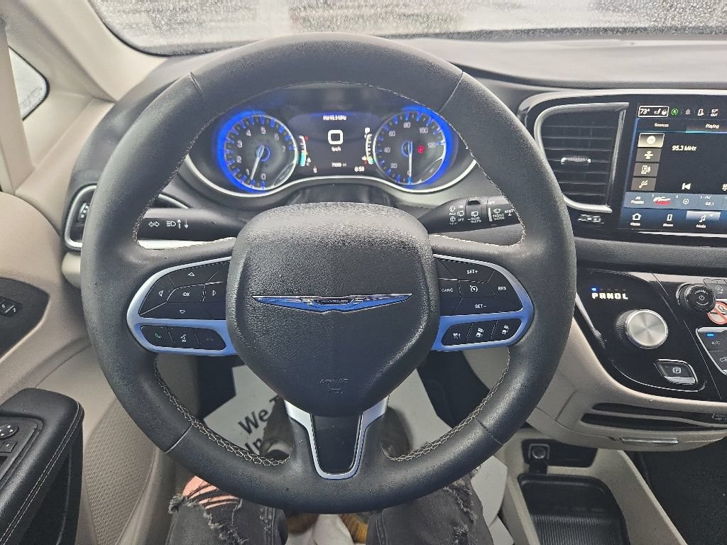 Used 2023 Chrysler Pacifica Touring-L FWD image 13