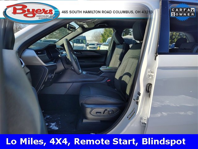 Used 2024 Jeep Grand Cherokee Laredo image 2