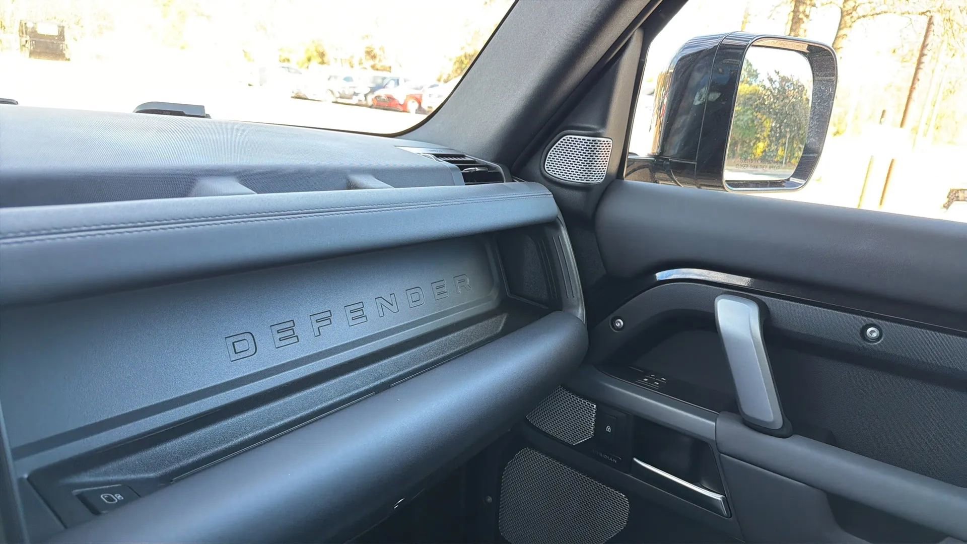 Used 2024 Land Rover Defender 130 X-Dynamic SE image 37