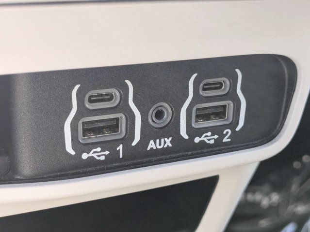 Used 2023 Chrysler Pacifica Touring-L FWD image 23