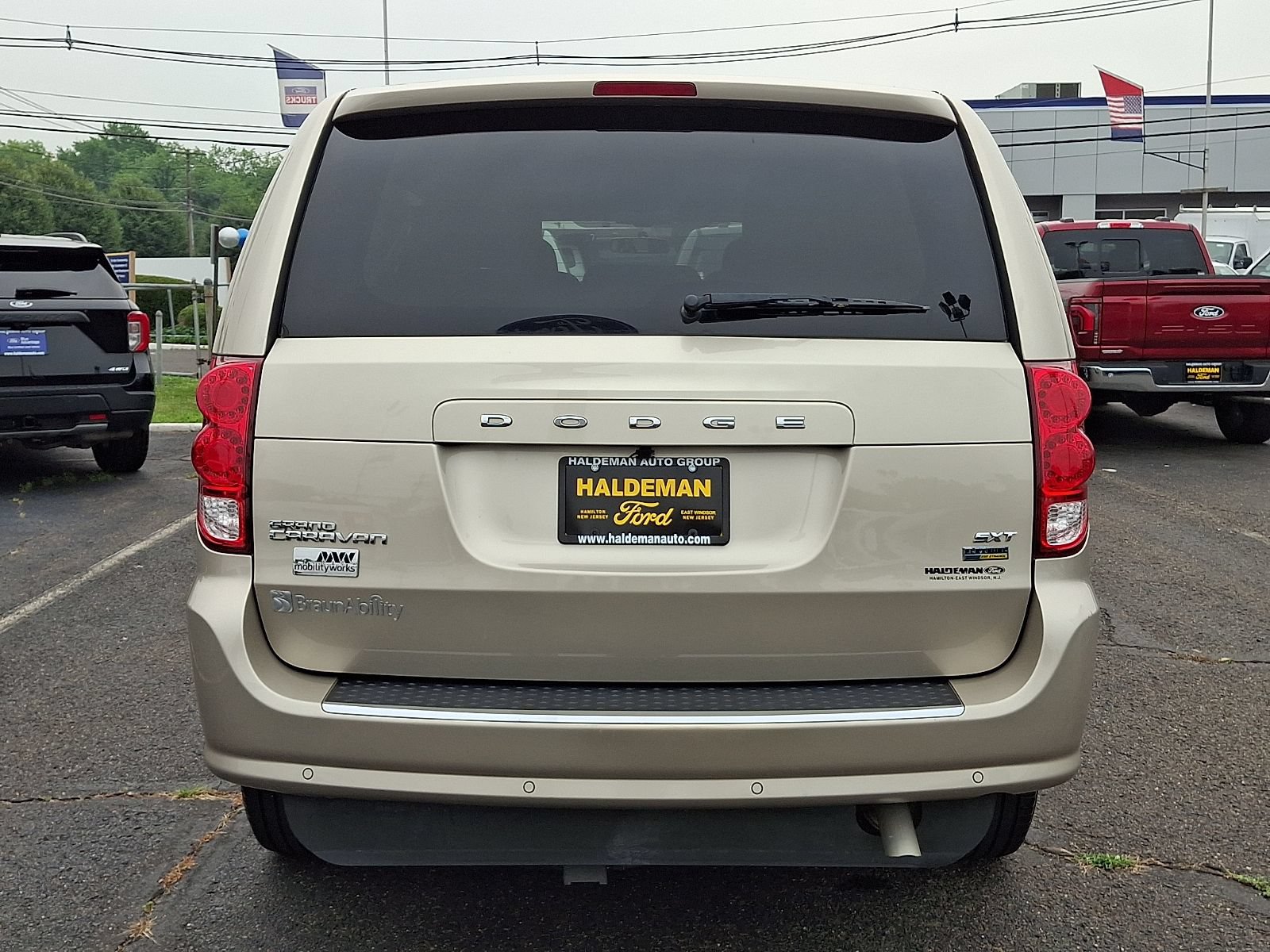 Used 2015 Dodge Grand Caravan SXT w/ Rear Park Assist Package FWD image 6