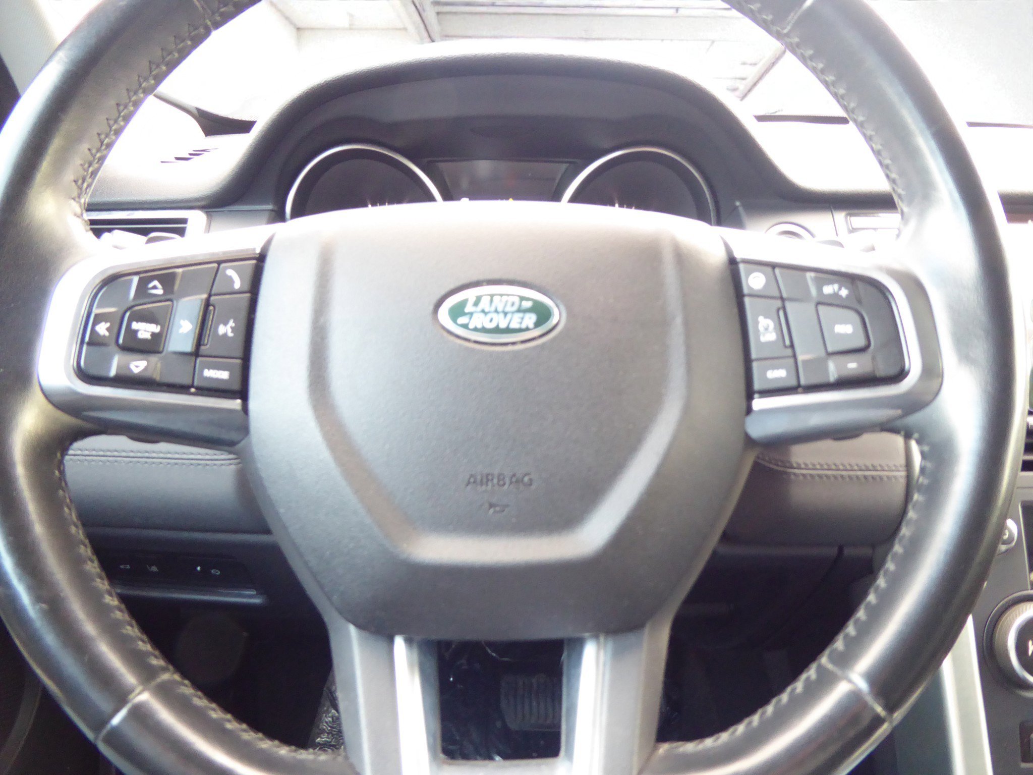 Used 2018 Land Rover Discovery Sport HSE image 11