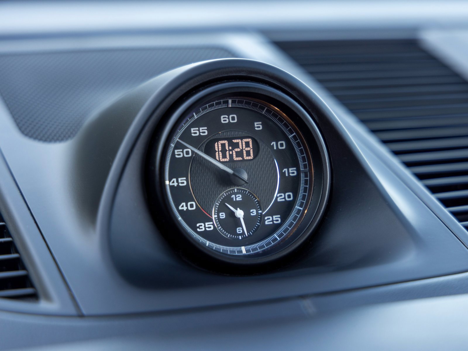 Certified 2024 Porsche Macan Turbo image 33