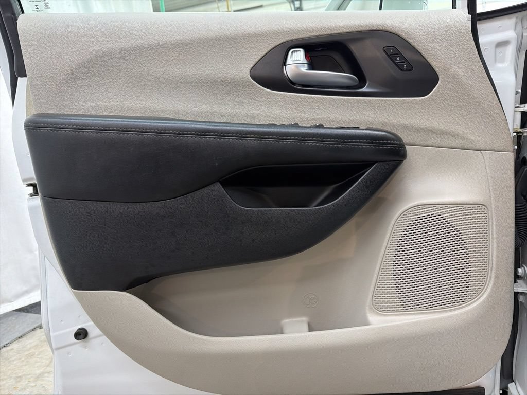 Used 2020 Chrysler Pacifica Limited FWD image 38