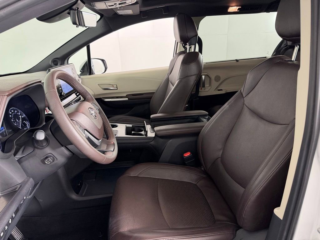 Used 2024 Toyota Sienna Platinum FWD image 23