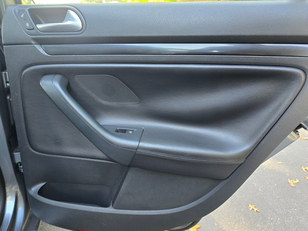 Used 2011 Volkswagen Jetta SE w/ Wheel & Sunroof Pkg image 18