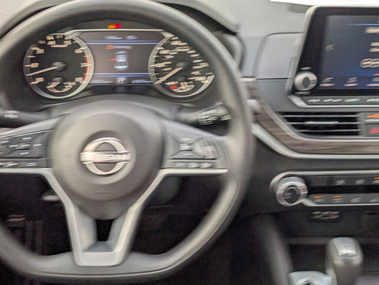 Used 2025 Nissan Altima 2.5 SV FWD image 11