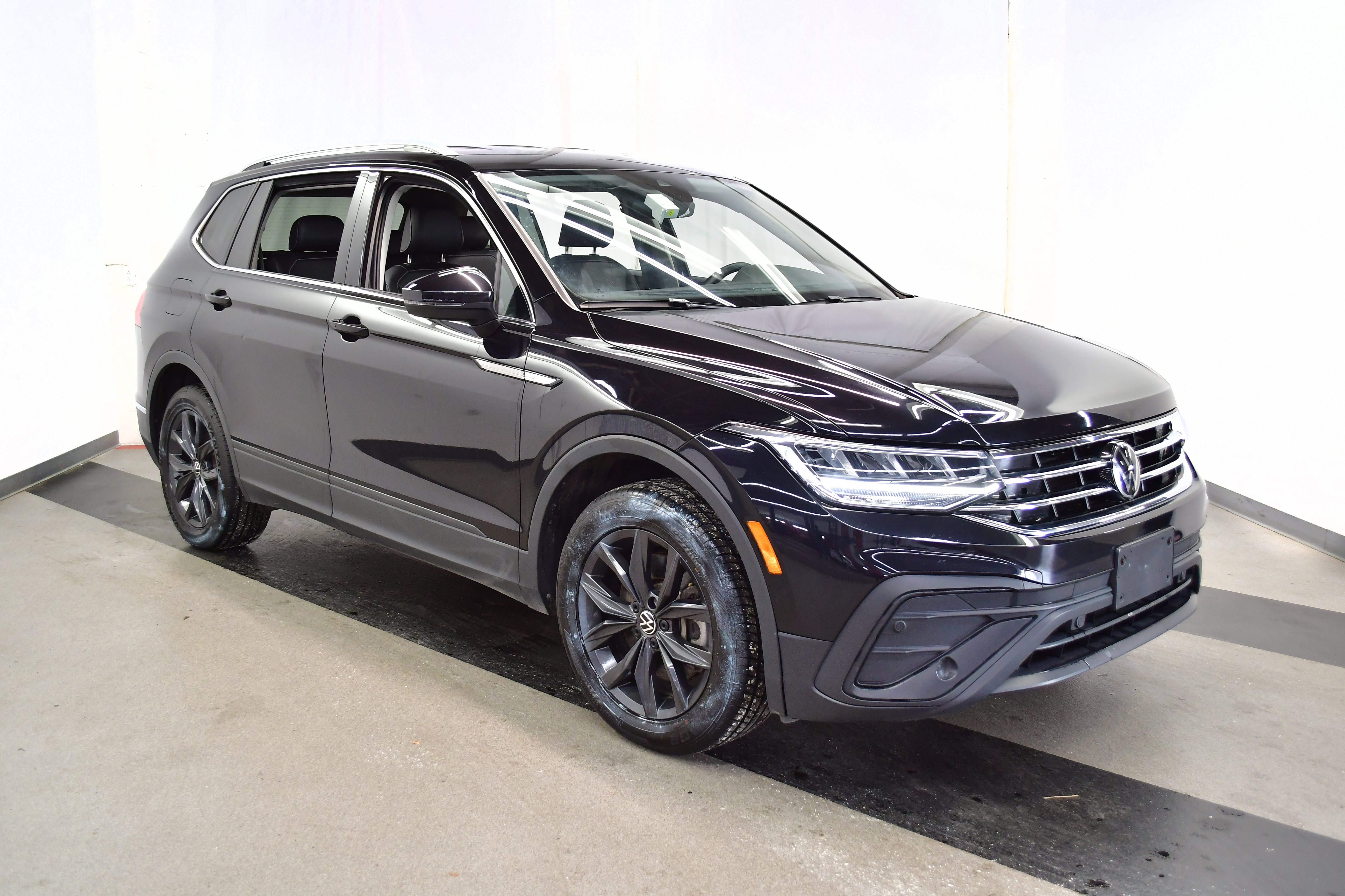 Used 2024 Volkswagen Tiguan SE image 2