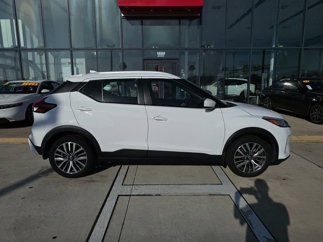 Used 2023 Nissan Kicks SV image 3