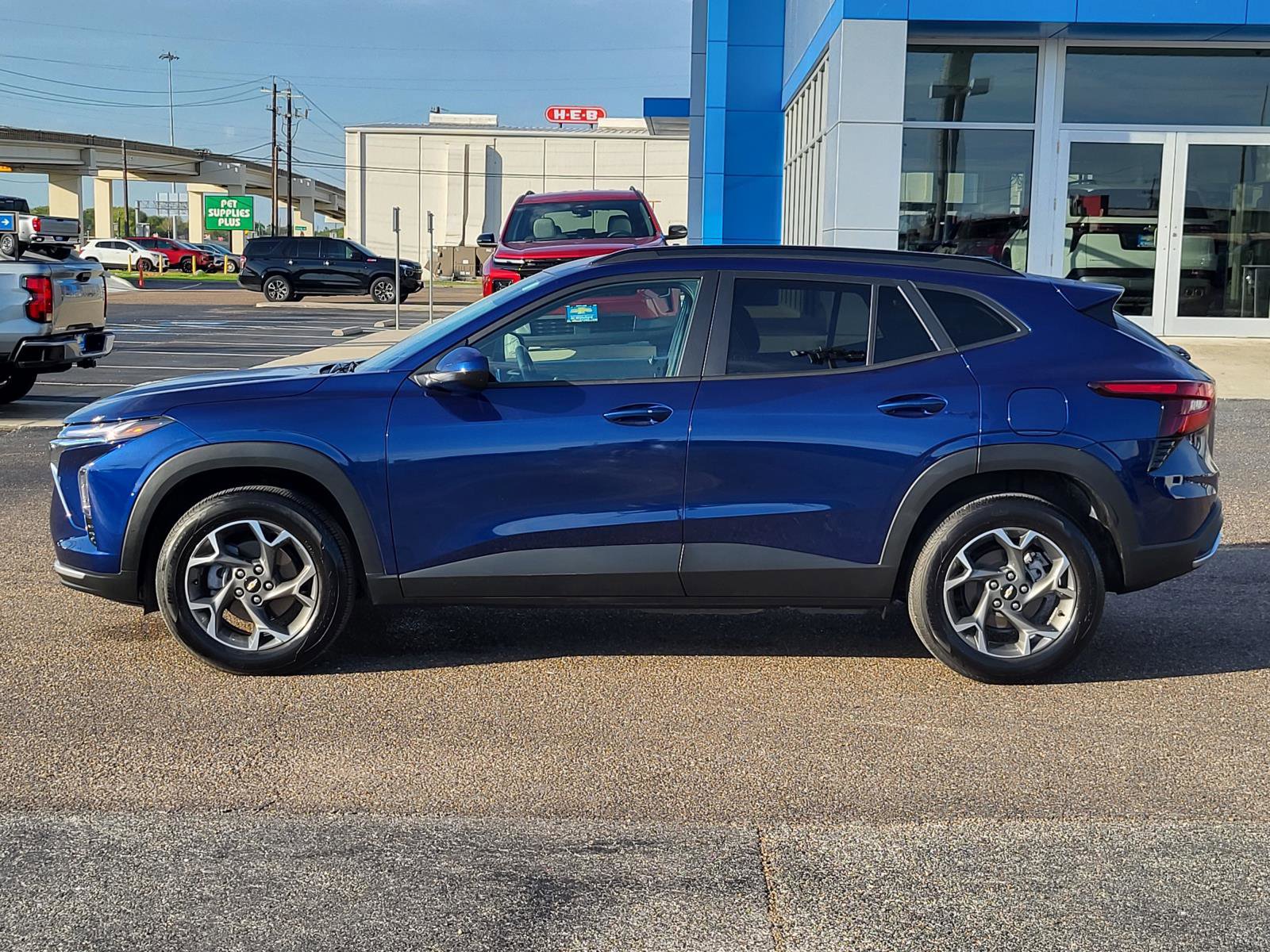 Used 2024 Chevrolet Trax LT w/ Driver Confidence Package image 2