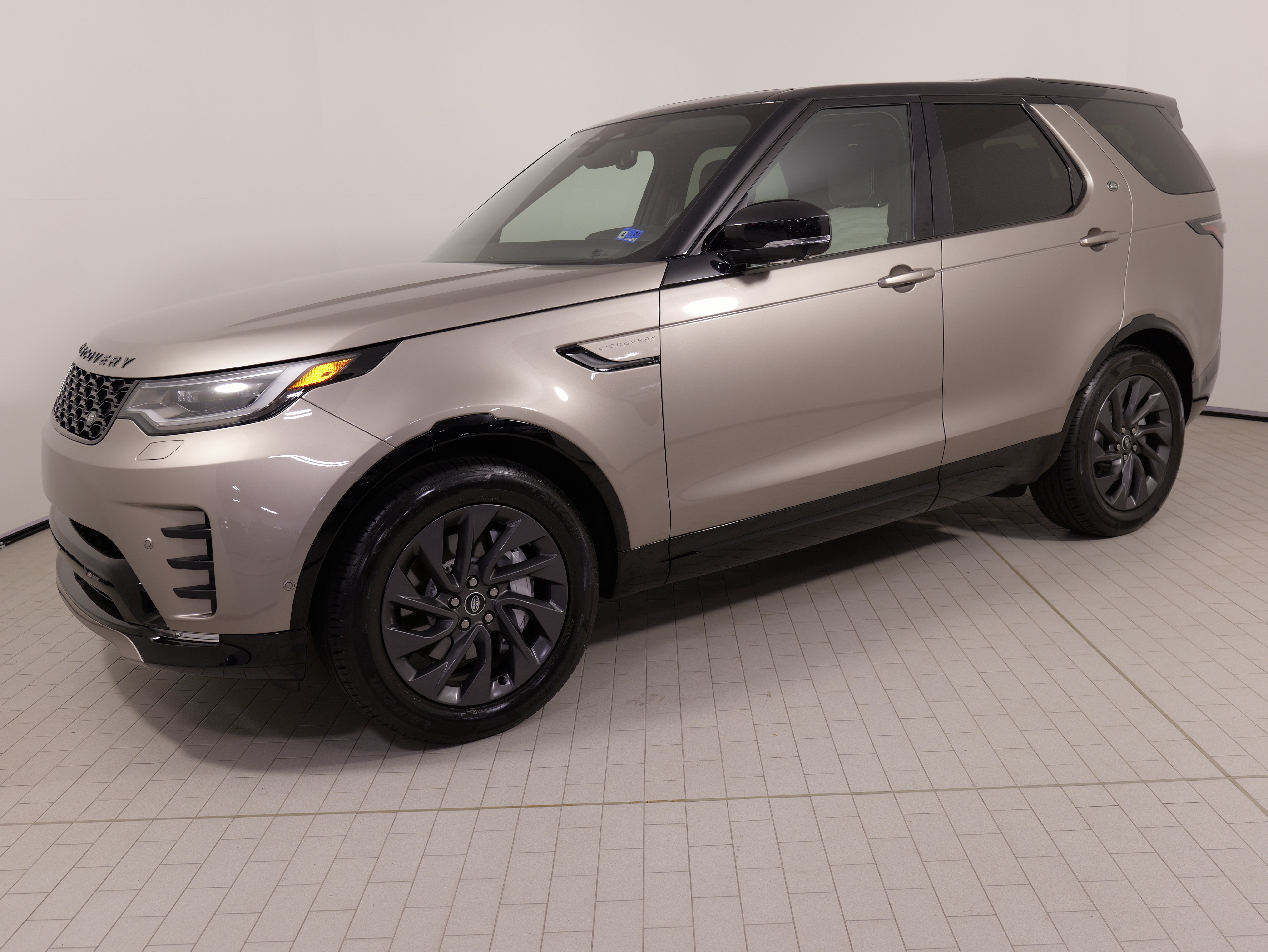 Used 2023 Land Rover Discovery S R-Dynamic AWD/4WD image 1