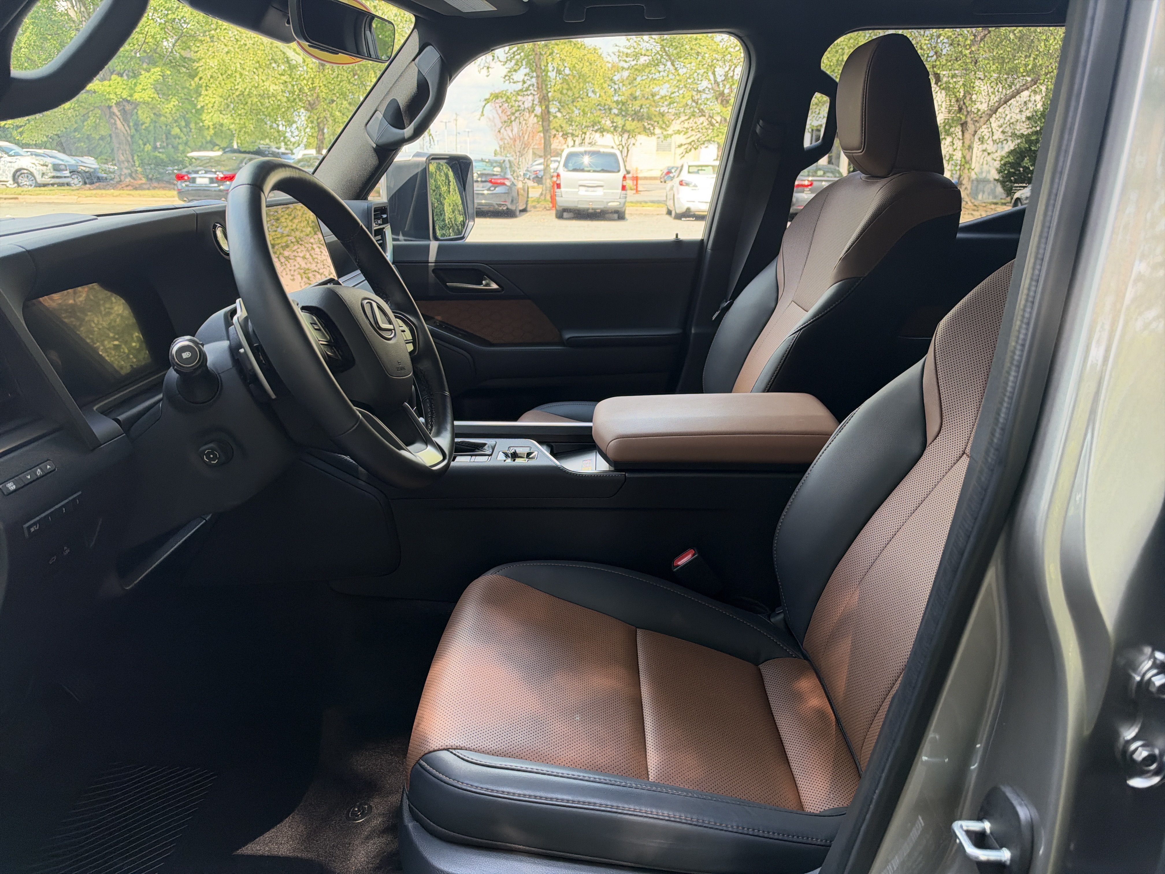 Used 2025 Lexus GX 550 w/ Accessory Package (2T) AWD/4WD image 11