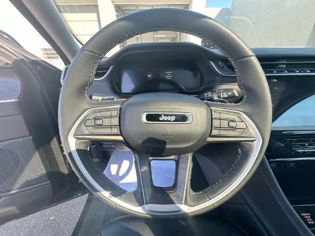 Used 2024 Jeep Grand Cherokee Limited AWD/4WD image 17