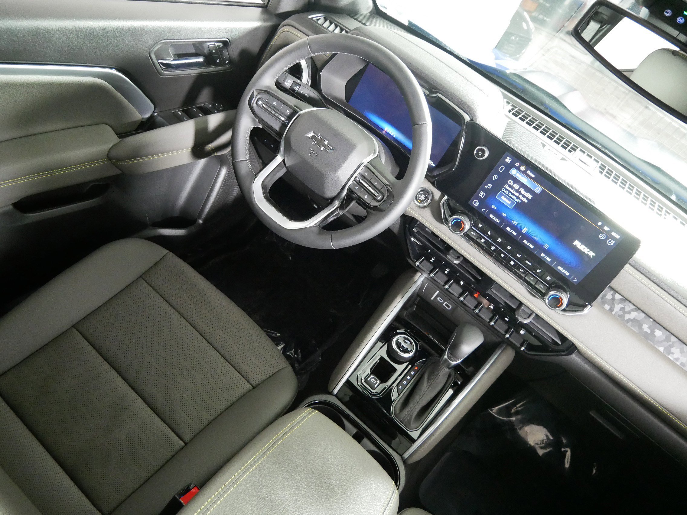 Used 2025 Chevrolet Colorado ZR2 w/ Technology Package image 9