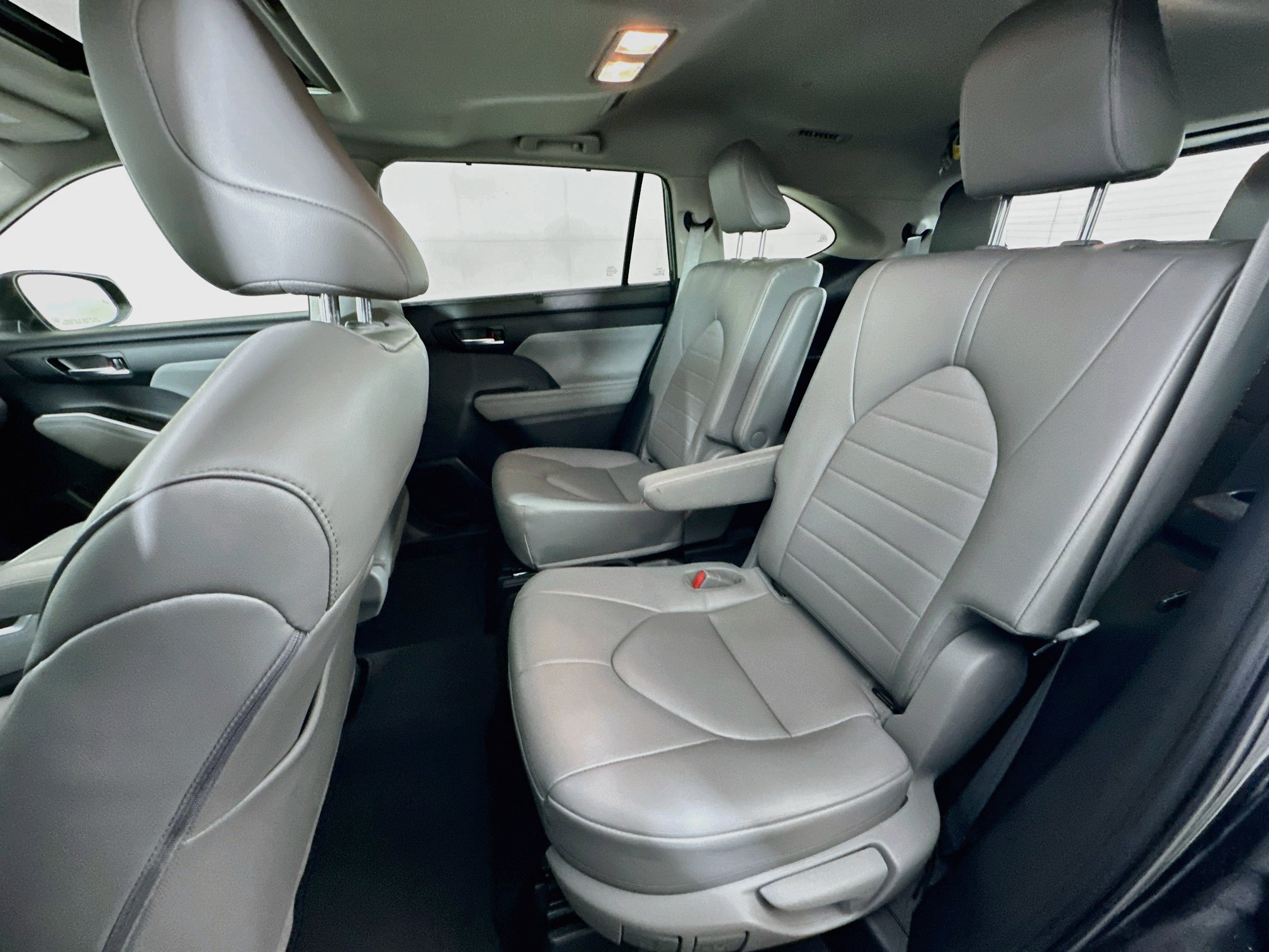 Used 2023 Toyota Highlander XLE FWD image 28