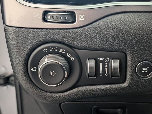 Used 2019 Jeep Cherokee Limited image 26