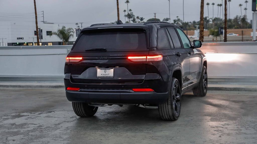 New 2025 Jeep Grand Cherokee Altitude image 9