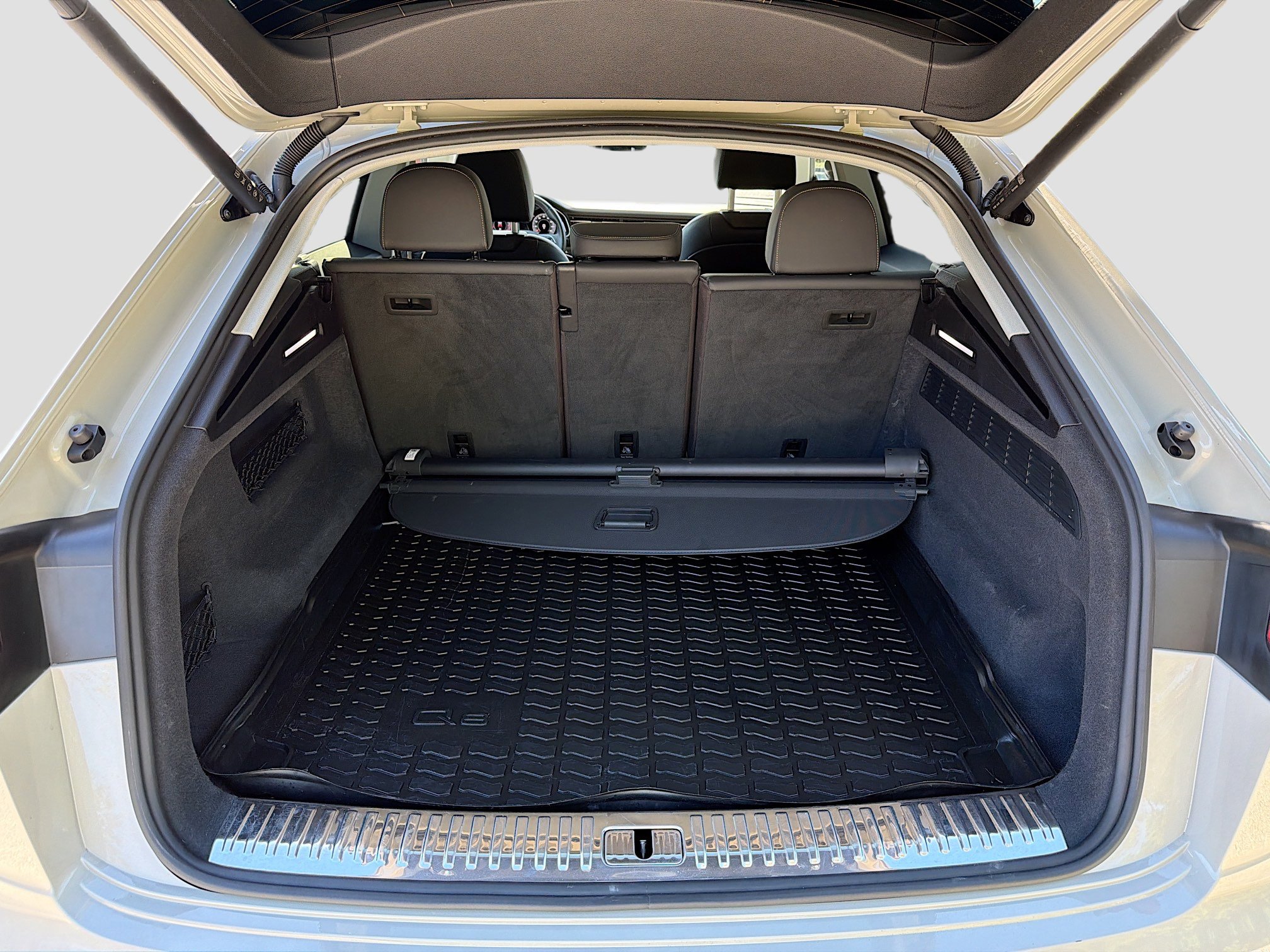 Used 2022 Audi Q8 Premium w/ Convenience Package image 12